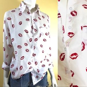 Singwing lip print button down